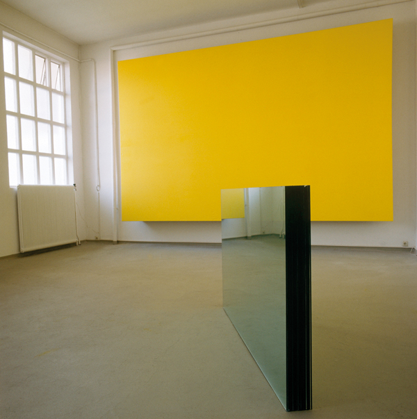 {Raum 03}, Glasobjekt und Gelb-Monochromie