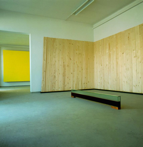{Raum 02}, Holzlatten, Glasobjekt mit Bienenhonig
