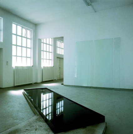 {Raum 01}, Eisenwanne mit Bitumen gefüllt, Glasplatten